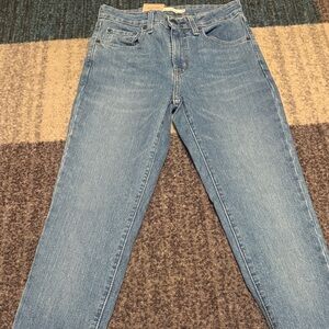Levi’s 721 High Rise Skinny Size 28 jeans
Light wash
